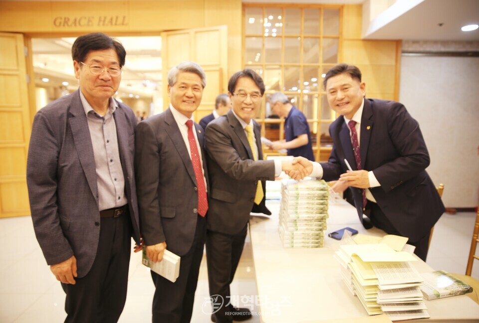 최규운 장로, 출판기념회 북토크 모습