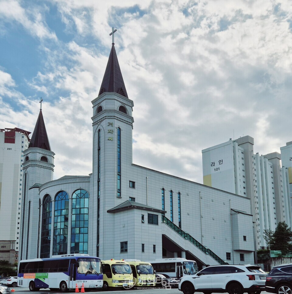 나학수 목사 원로목사 추대 및 박종은 목사 위임 감사예배가 드려진 광주 겨자씨교회 모습