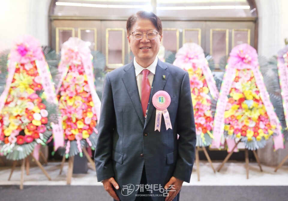 110회 총회 부서기 유병희 목사 모습