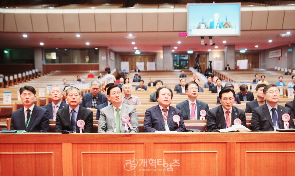 110회 총회 셋째날 새벽기도회 모습