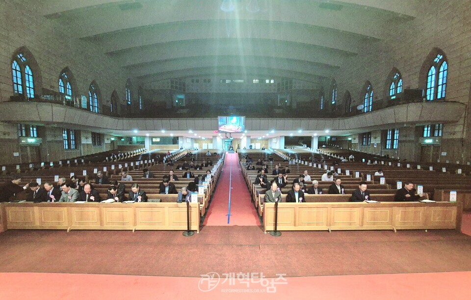 110회 총회 셋째날 새벽기도회 모습