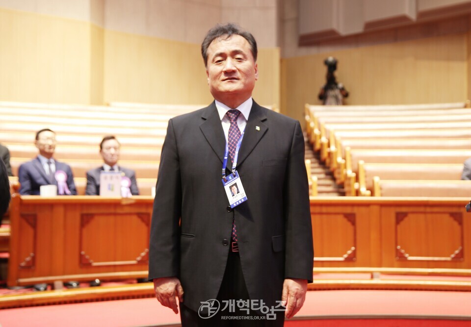 110회 총회 고시부장에 당선된 이상돈 목사 모습