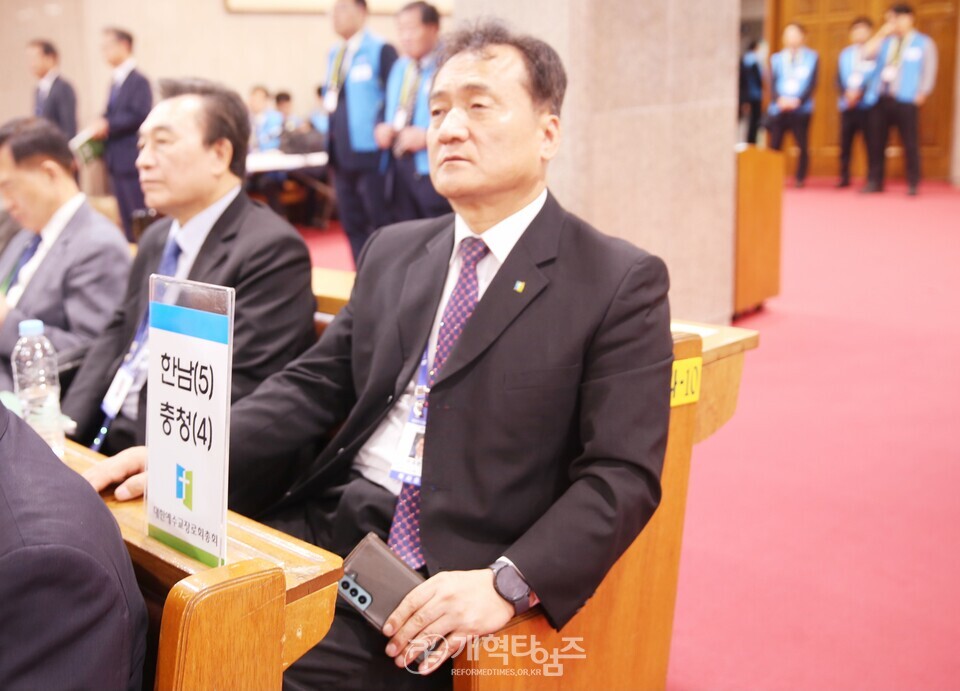 110회 총회 고시부장에 당선된 이상돈 목사 모습
