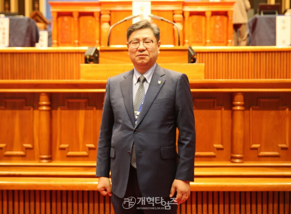 110회 총회 농어촌부장에 당선된 이철우 목사 모습