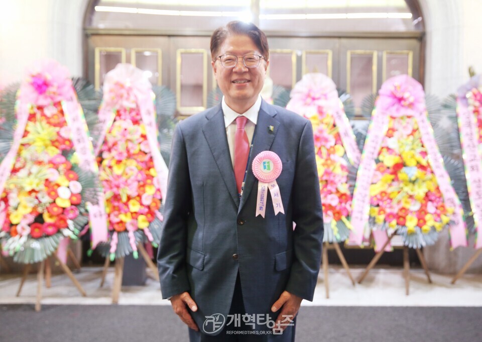 110회 총회 부서기에 당선된 유병희 목사 모습