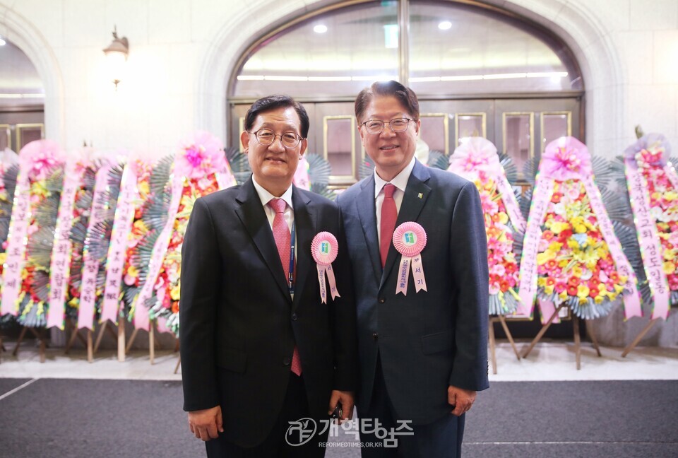 110회 총회 부서기에 당선된 유병희 목사 모습