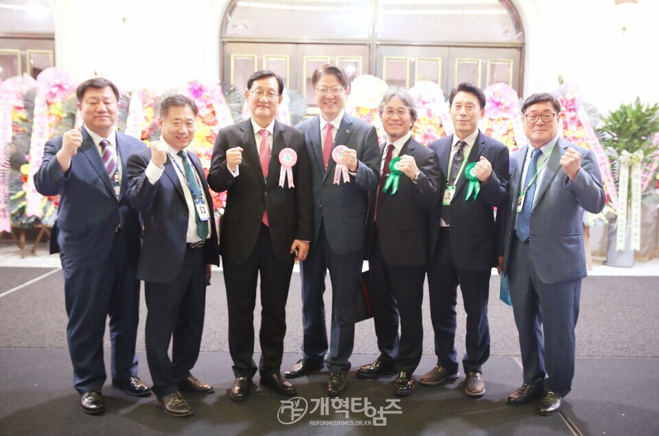 110회 총회 부서기에 당선된 유병희 목사 모습