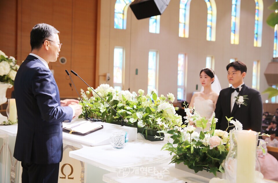 차기 중부협 회장 홍성현 목사, 아들 결혼 예식 모습