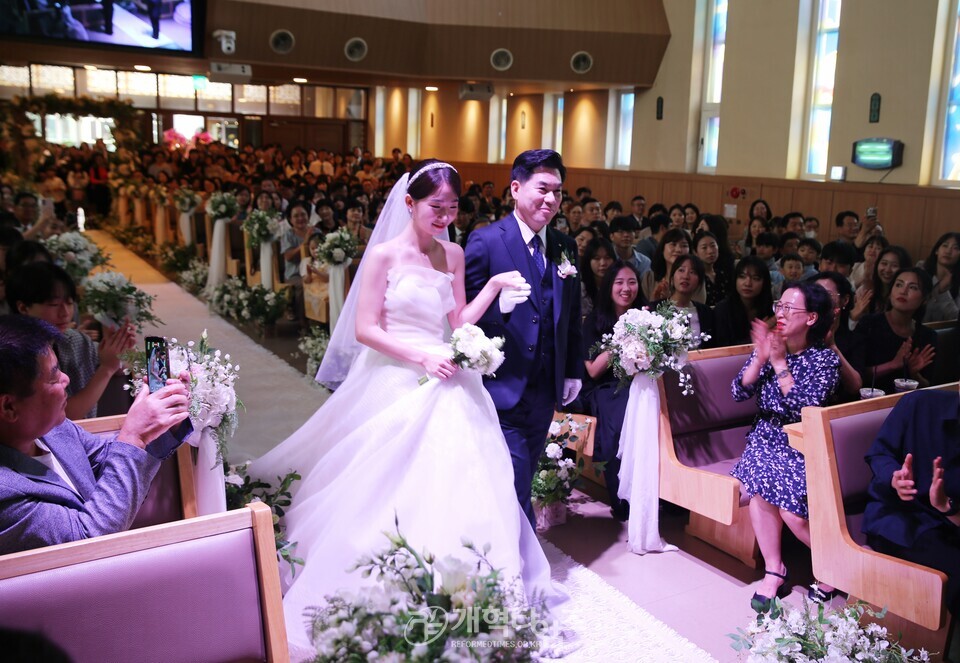 차기 중부협 회장 홍성현 목사, 아들 결혼 예식 모습