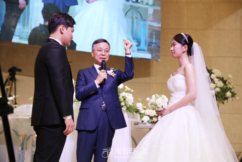 차기 중부협 회장 홍성현 목사, 아들 결혼 예식 모습