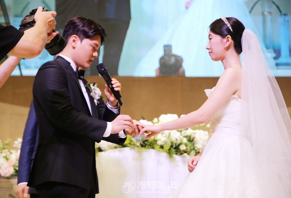 차기 중부협 회장 홍성현 목사, 아들 결혼 예식 모습