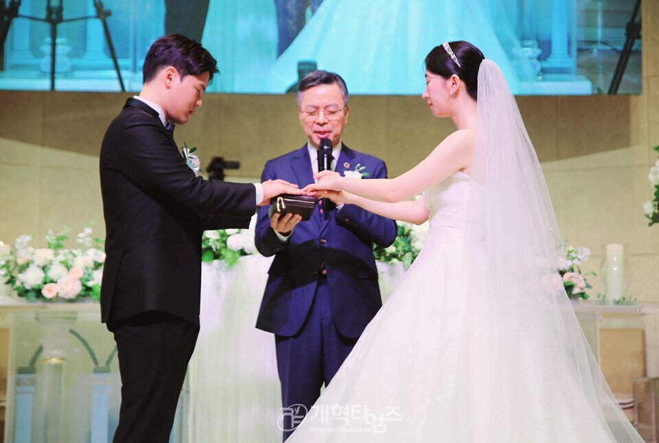 차기 중부협 회장 홍성현 목사, 아들 결혼 예식 모습