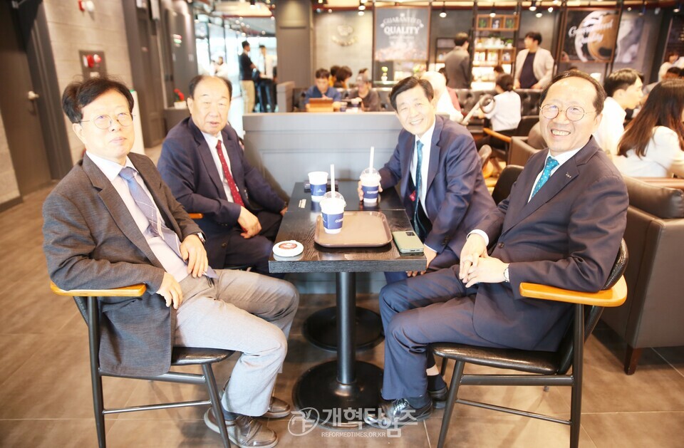 차기 중부협 회장 홍성현 목사, 아들 결혼 예식 모습