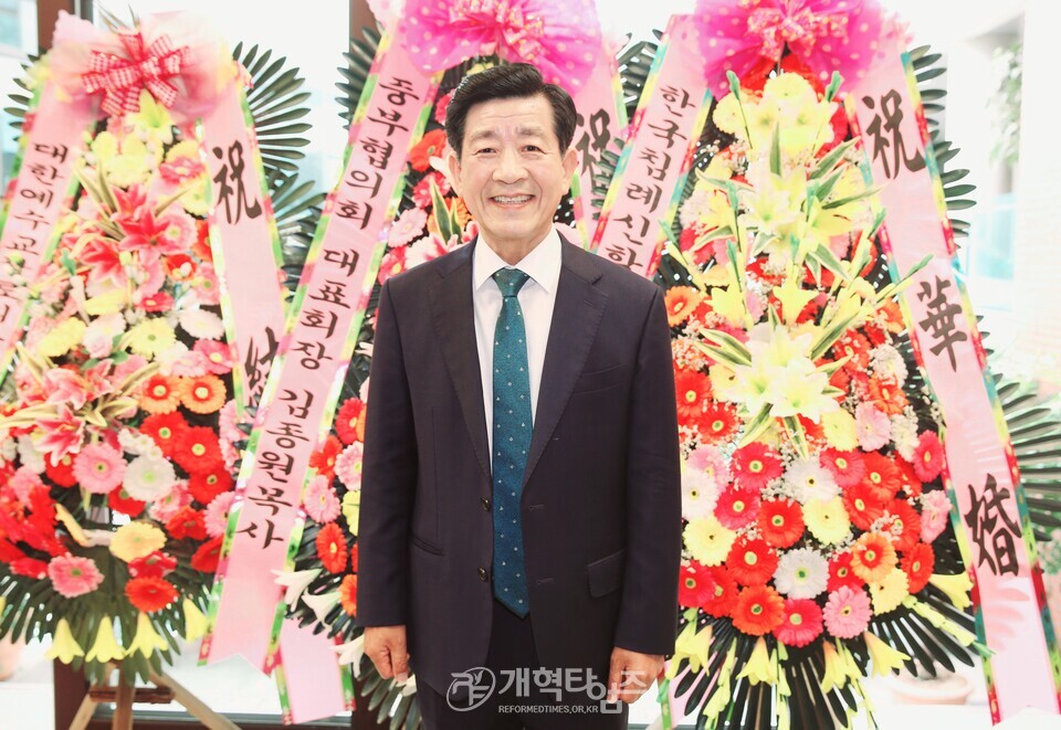 차기 중부협 회장 홍성현 목사, 아들 결혼 예식 모습