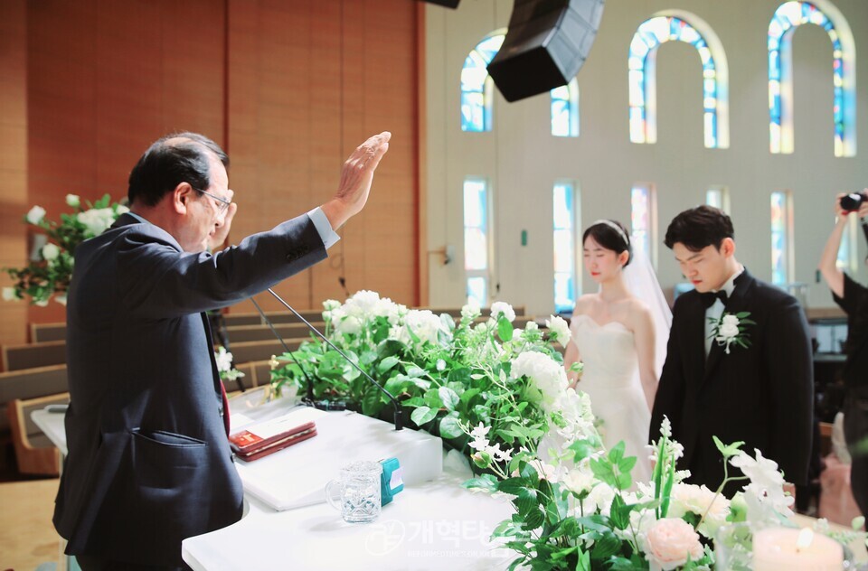 차기 중부협 회장 홍성현 목사, 아들 결혼 예식 모습