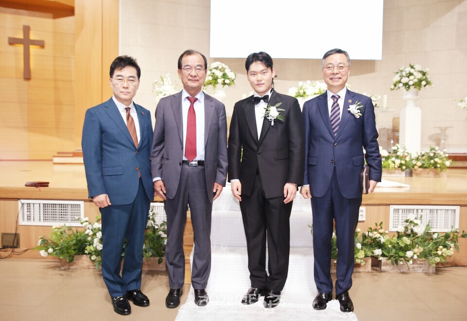 차기 중부협 회장 홍성현 목사, 아들 결혼 예식 모습