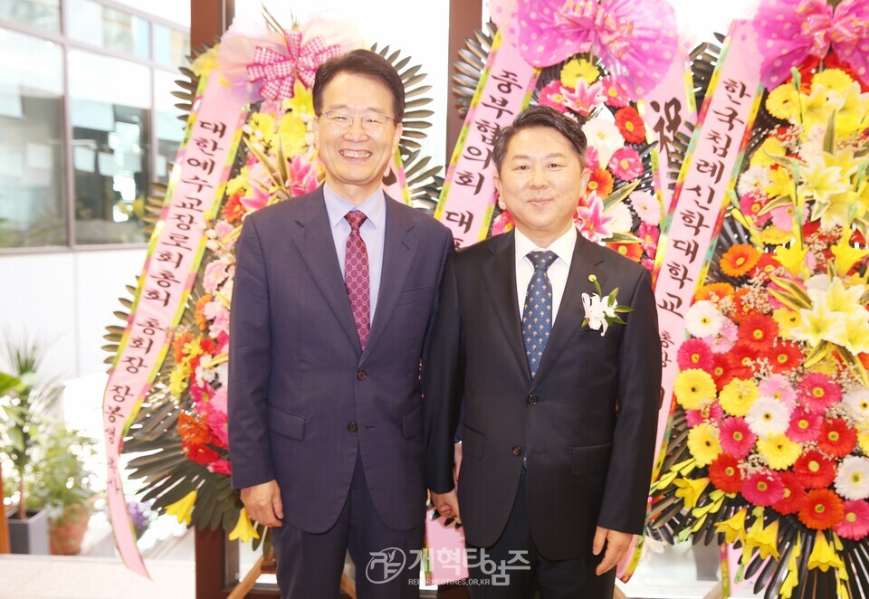 차기 중부협 회장 홍성현 목사, 아들 결혼 예식 모습