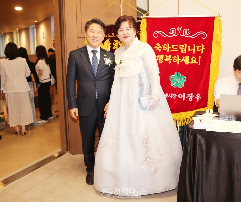 차기 중부협 회장 홍성현 목사, 아들 결혼 예식 모습