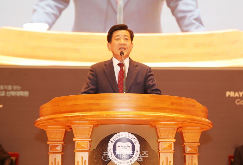총신대신대원총동창회 2025년도 2학기 장학금 전달 예배 모습