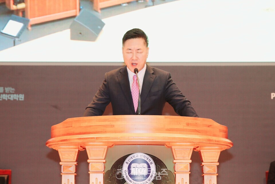 총신대신대원총동창회 2025년도 2학기 장학금 전달 예배 모습