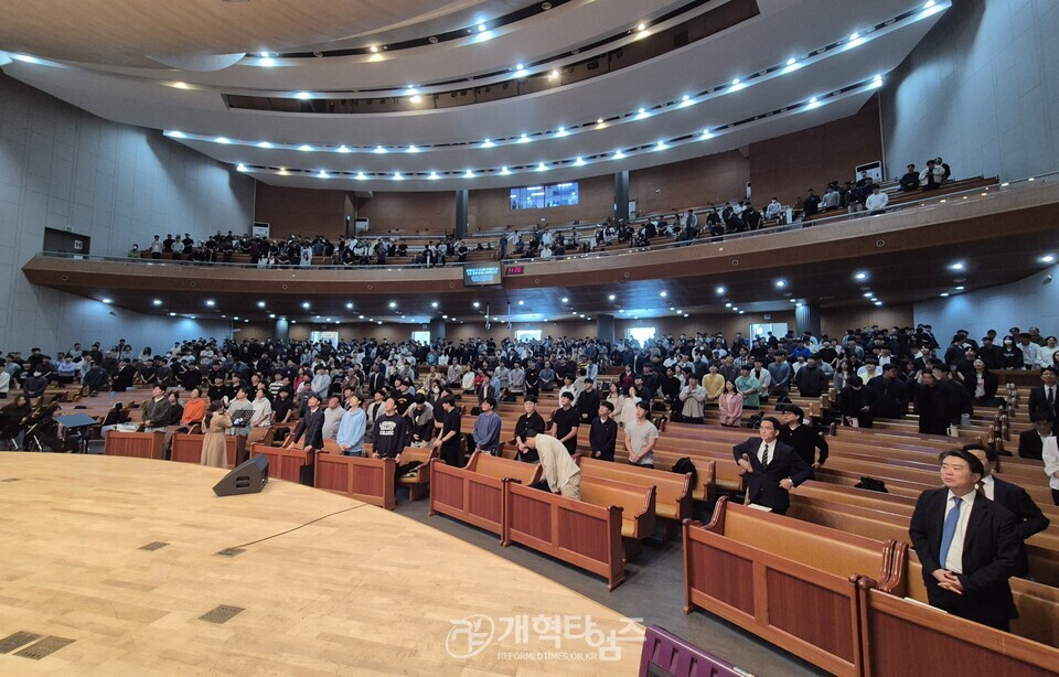 총신대신대원총동창회 2025년도 2학기 장학금 전달 예배 모습