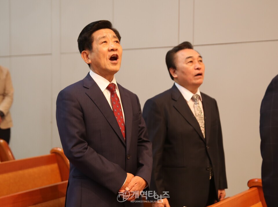총신대신대원총동창회 2025년도 2학기 장학금 전달 예배 모습