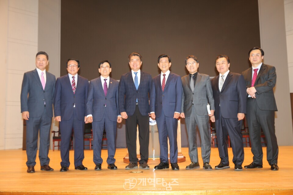 총신대신대원총동창회 2025년도 2학기 장학금 전달 예배 모습