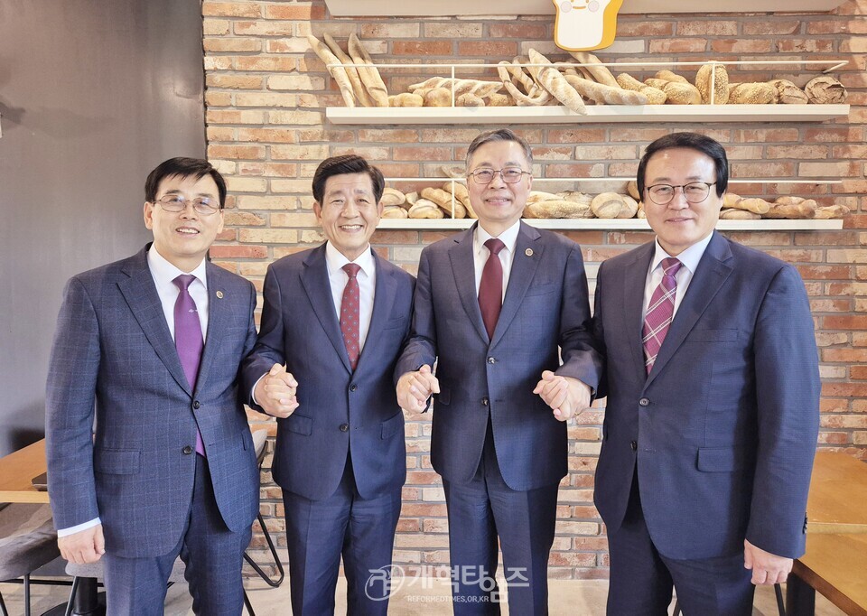 총신대신대원총동창회 2025년도 2학기 장학금 전달 예배 모습