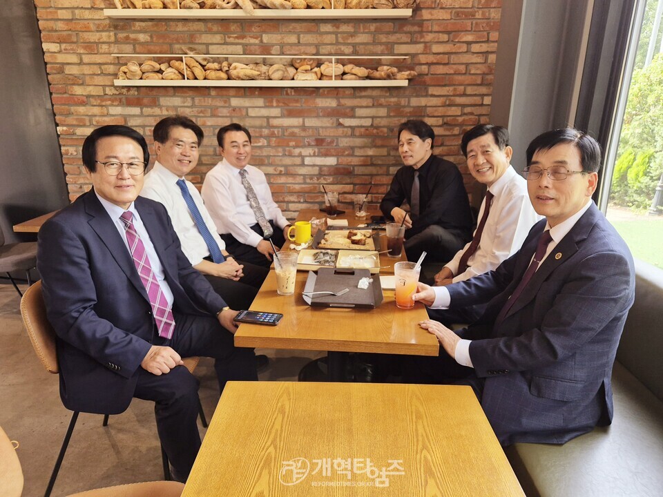 총신대신대원총동창회 2025년도 2학기 장학금 전달 예배 모습