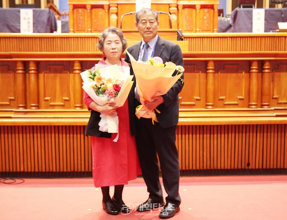 110회 총회 회록 서기에 당선된 안창현 목사 모습