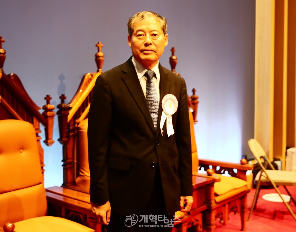 110회 총회 회록 서기에 당선된 안창현 목사 모습