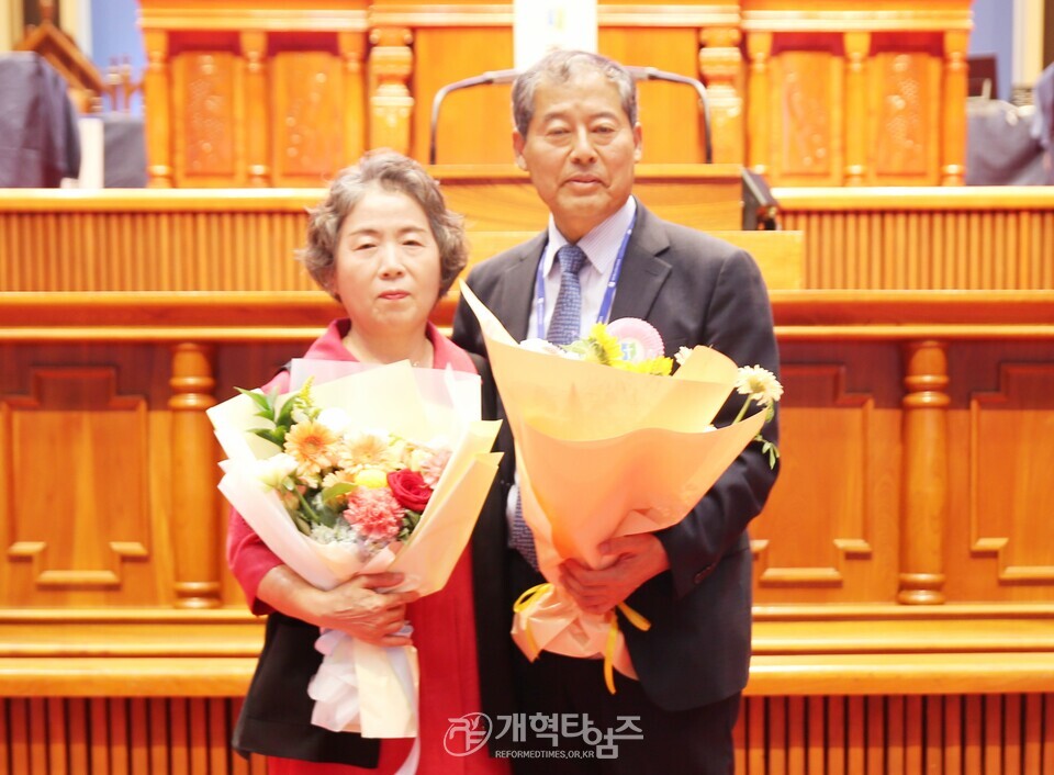 110회 총회 회록 서기에 당선된 안창현 목사 모습