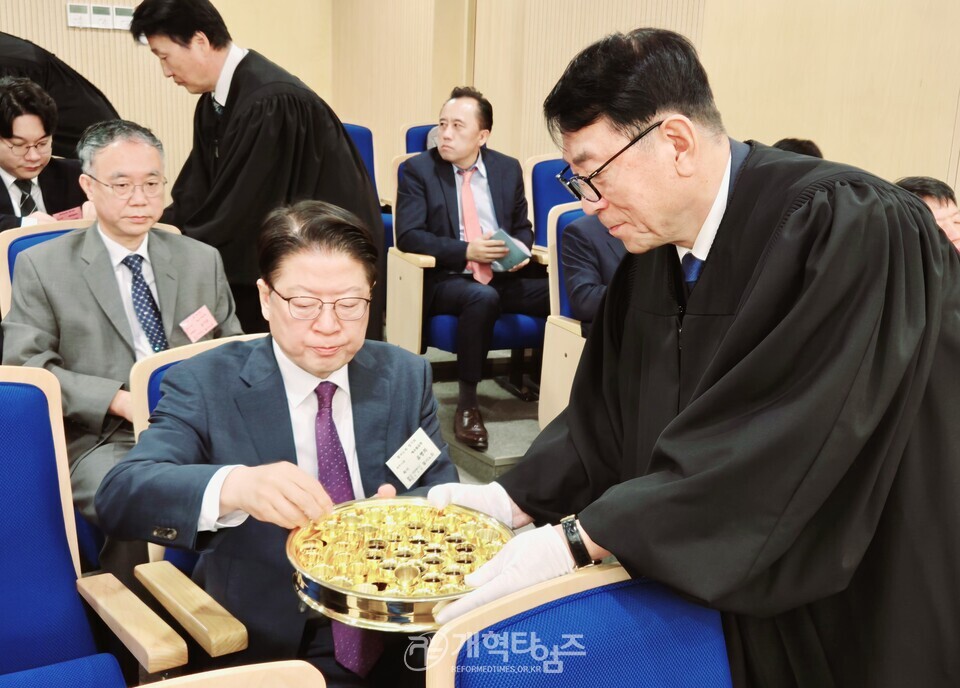 황서노회 정기회, 총회 부서기 유병희 목사 당선 축하  모습