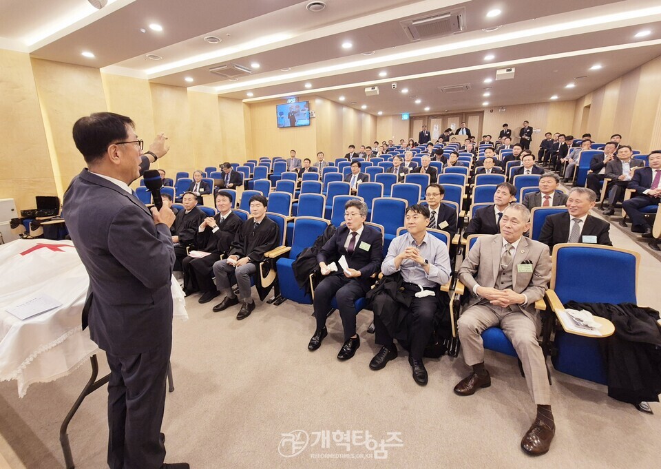 황서노회 정기회, 총회 부서기 유병희 목사 당선 축하 모습