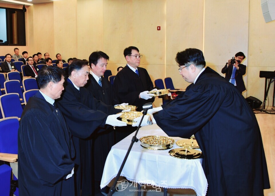 황서노회 정기회, 총회 부서기 유병희 목사 당선 축하 모습
