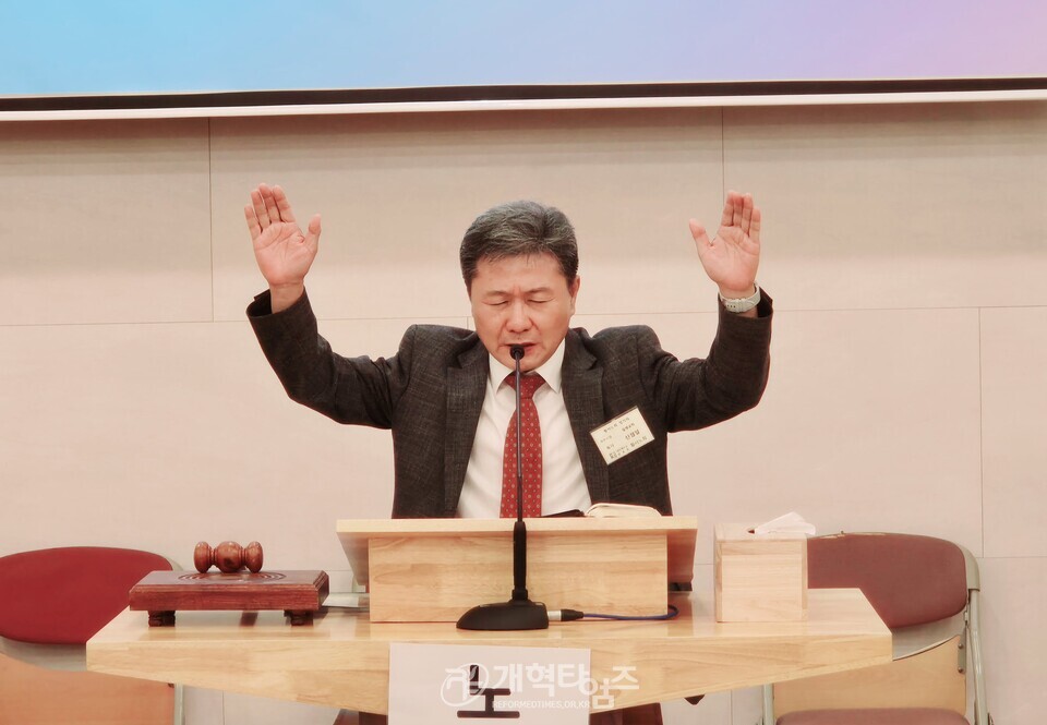 황서노회 정기회, 총회 부서기 유병희 목사 당선 축하 모습