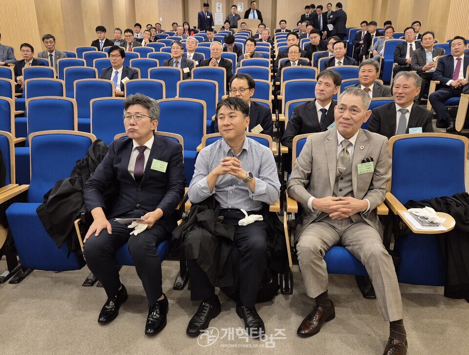 황서노회 정기회, 총회 부서기 유병희 목사 당선 축하 모습