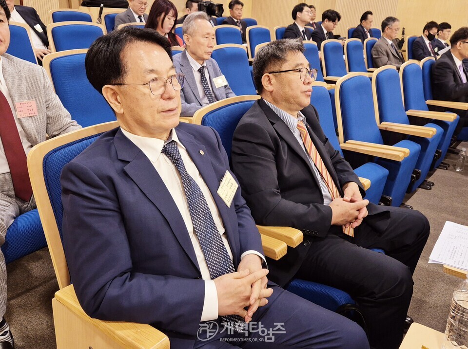 황서노회 정기회, 총회 부서기 유병희 목사 당선 축하 모습