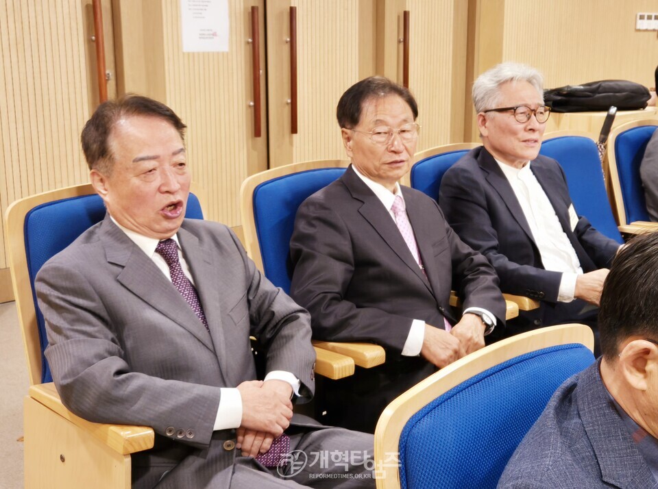 황서노회 정기회, 총회 부서기 유병희 목사 당선 축하 모습