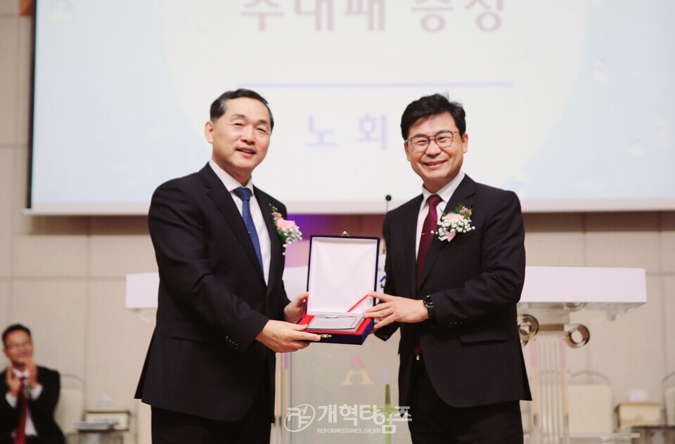성산교회, 현상민 원로 목사 추대, 이아벨 목사 위임 감사예배 모습