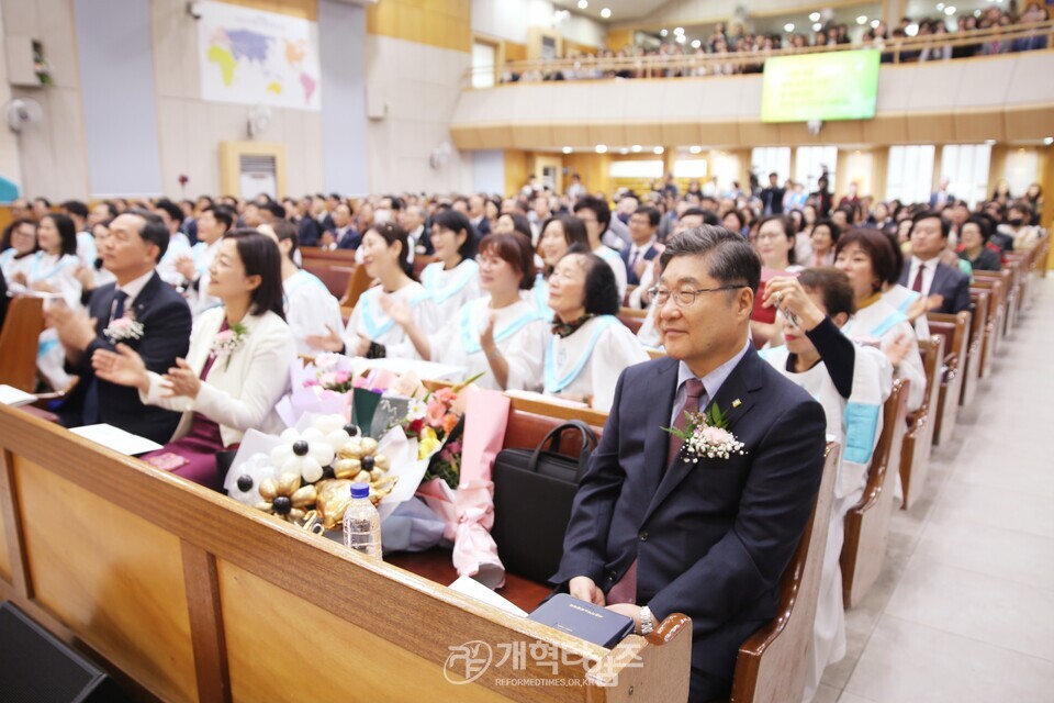 성산교회, 현상민 원로 목사 추대, 이아벨 목사 위임 감사예배 모습