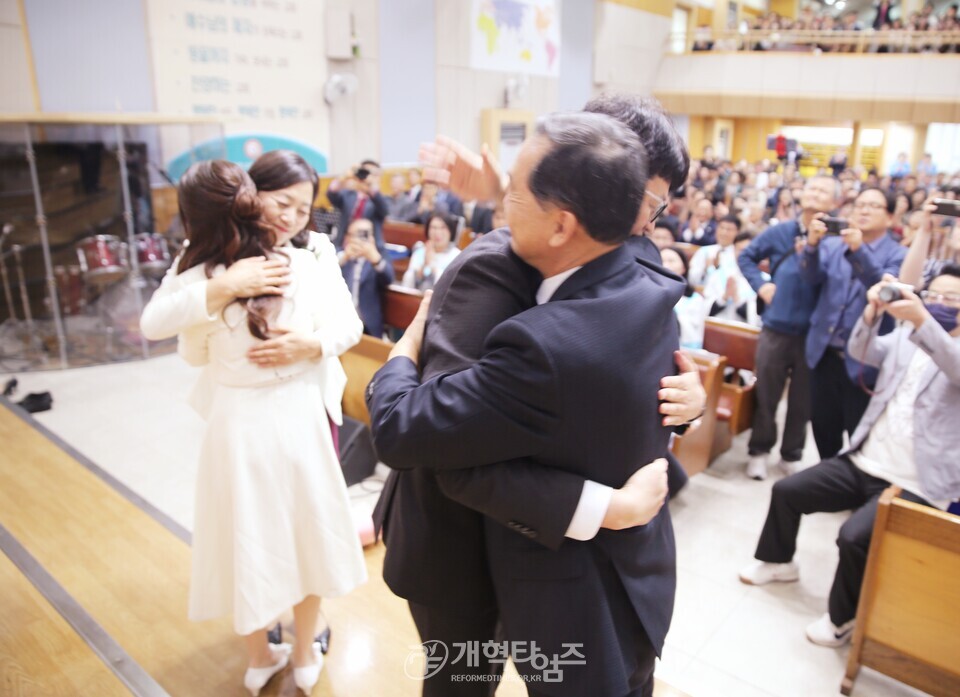 성산교회, 현상민 원로 목사 추대, 이아벨 목사 위임 감사예배 모습