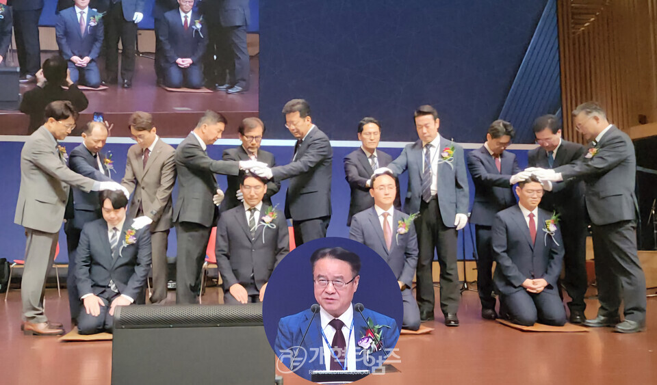 수경노회 116회 정기회 목사 안수식 모습