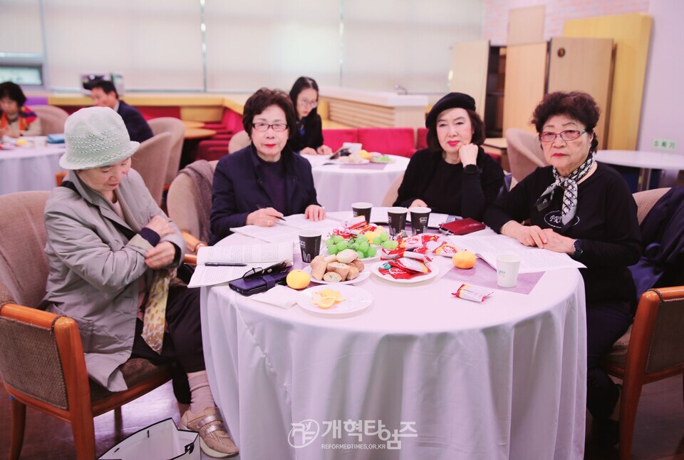 총신대 신대원 총여동문회 제2회 여성사역세미나 모습