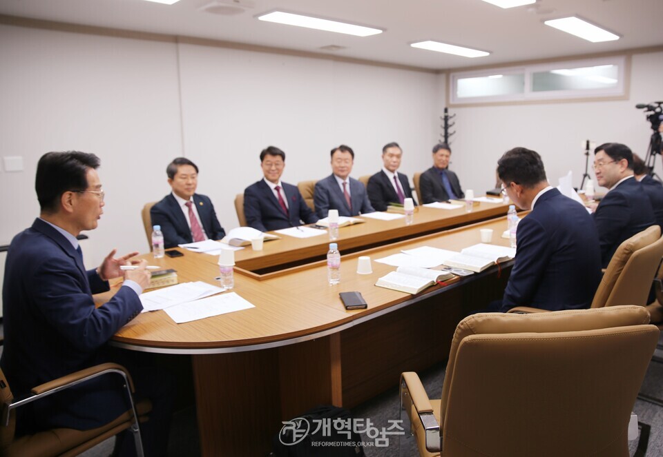 세계개혁교회교류 및 대외협력위원회」첫 전체회의 모습