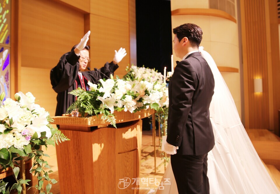 전 총회 감사부장 김경환 목사, 아들 결혼 예배 모습