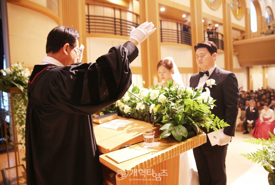 전 총회 감사부장 김경환 목사, 아들 결혼 예배 모습