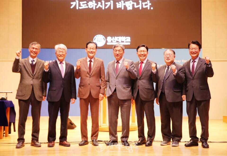 총신대 신학과 83학번 장학금 전달 감사예배 모습