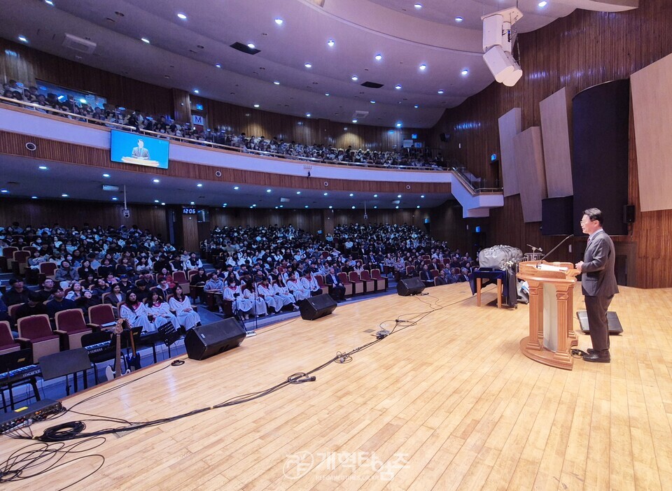 총신대 신학과 83학번 장학금 전달 감사예배 모습