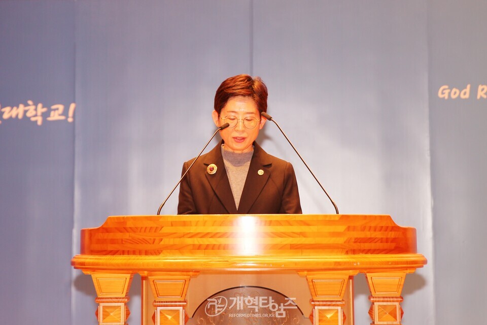 총신대 신학과 83학번 장학금 전달 감사예배 모습